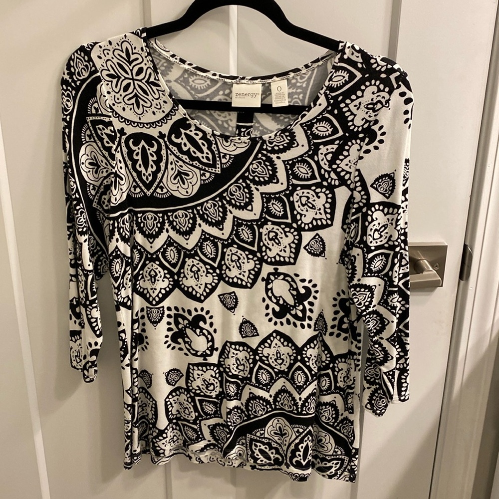 Zenergy by Chicos geometric print knit shirt